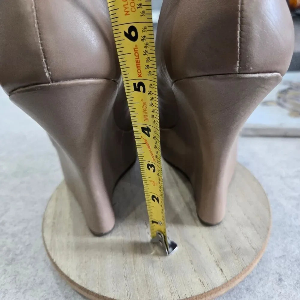 🐢 L.A.M.B. Women Novice Taupe High Wedge Slip On Size 9.5 Pumps